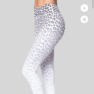 Vie Active- 7/8 leggings.White ombré leopard.
